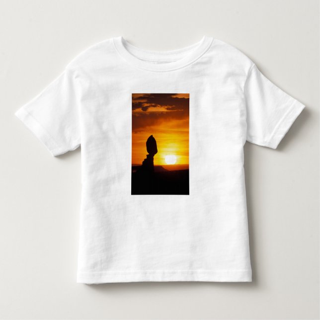 Arches National Park, UT Balance Sten vid T-shirt (Framsida)
