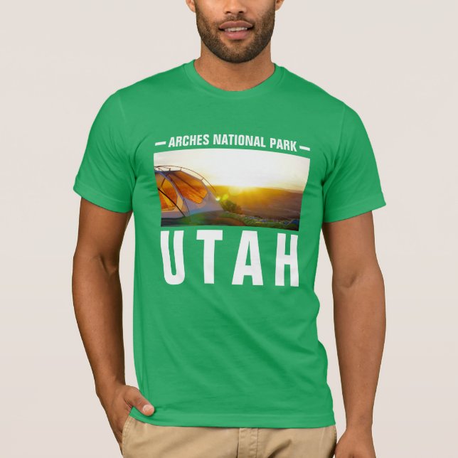 ARCHES NATIONAL PARK UTAH CAMPING GRAPHIC MANAR T SHIRT (Framsida)