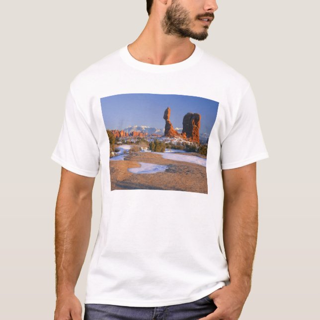 ARCHES NATIONAL PARK, UTAH. USA. Balanserat Sten Tee Shirt (Framsida)