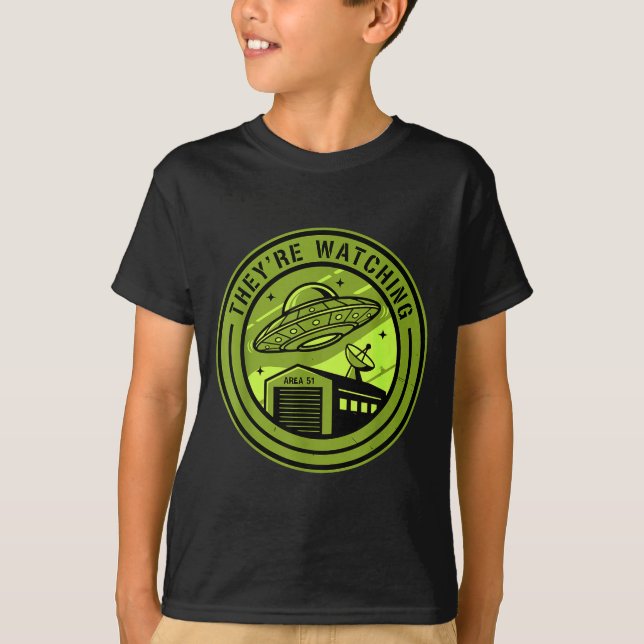 Area 51 They're Watching Alien Believer Batch Ufo  T Shirt (Framsida)