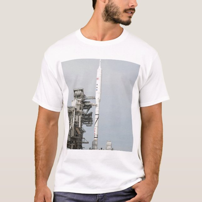 Ares I-X-raketen visas på startplattan 2 T Shirt (Framsida)