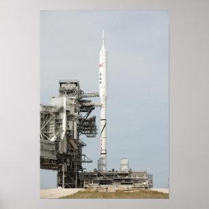 Ares I-X-raketen visas på startplattan Poster