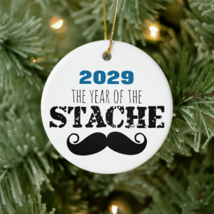 Året T\Stache Mustache Julgransprydnad Keramik