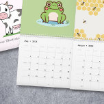 Årets illustrerade kalender<br><div class="desc">En 12-månaders kalender med illustrationer från säsong: en söt ko på täcket, ett snölandskap med en bullfink för januari, en citron och orange mönster för februari, en dekoration för rymden för mars, en regnbåge för april, en söt groda för maj, ett landskap för vår med blommor och berg för juni,...</div>