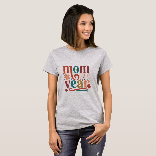 Årets mamma Retro typografi T Shirt (Hel framsida)