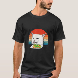 Arg kvinnor som skriker vid förvirrad katt på midd t shirt