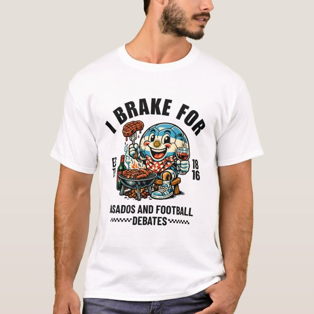 Argentina : I brake for asados and football T Shirt (Framsida)