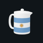 Argentinas Flagga Tekanna<br><div class="desc">Lägg till lite argentinsk charm till din tetid med vår exklusiv tekanna med flagga Argentina! Den här tekannan är uppgjord med stor noggrannhet, den är mer än bara ett funktionellt köksföremål, det är ett firande av argentinskt arv och nationellt pride. Den djärva utformningen visar stolt det argentinska flagga ikoniska inslag,...</div>