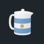 Argentinas Flagga Tekanna<br><div class="desc">Lägg till lite argentinsk charm till din tetid med vår exklusiv tekanna med flagga Argentina! Den här tekannan är uppgjord med stor noggrannhet, den är mer än bara ett funktionellt köksföremål, det är ett firande av argentinskt arv och nationellt pride. Den djärva utformningen visar stolt det argentinska flagga ikoniska inslag,...</div>