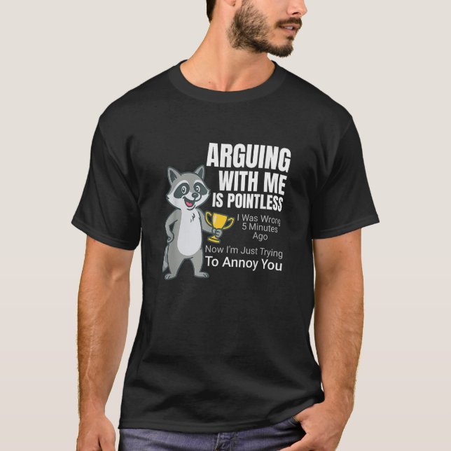 Arguing With Me Is Pointless Cartoon Raccoon Snark T Shirt (Framsida)