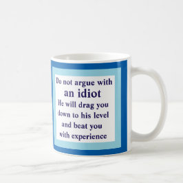 argumentera inte med en idiot, honom ska…, Vitmugg Kaffemugg