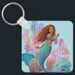 Ariel Hitta din röst Nyckelring<br><div class="desc">Gör ett stänk med den här klara och inspirerande illustrationen av Ariel från Disneys lilla Sjöjungfru! Omgiven av viskare havets flora skiner Ariel i sin sjöjungfru, vilket uppmuntrar alla att "Hitta din röst". Med sitt djärva färg och upplyftande budskap är denna fantastiska utformning perfekt för anpassade Zazzle-produkter som t-shirts, totes,...</div>