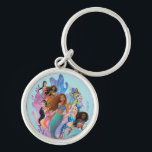 Ariel och hennes familj rund silverfärgad nyckelring<br><div class="desc">Firar familje- och sjömagi med den här fantastiska illustrationen som visar Ariel, hennes far Kung Triton, och hennes sjöjungfru systrar från Disneys lilla Sjöjungfru! Med ett dynamiskt färg, under vatten i inslag och Kung Triton som stolt står bakom dem, fångar denna konstruktion styrkan, skönheten och enigheten i royalets mer-familj. Perfekt...</div>