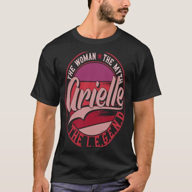 Arielle Dam i Myth the Legend T Shirt (Framsida)