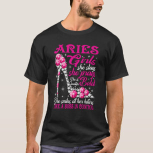Aries Girl som en Chef i kontrolldiamantskor T Shirt