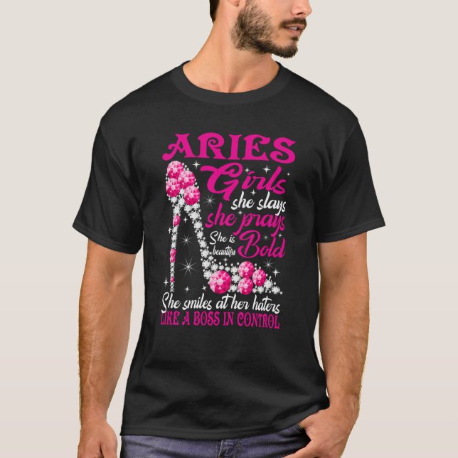 Aries Girl som en Chef i kontrolldiamantskor T Shirt (Framsida)
