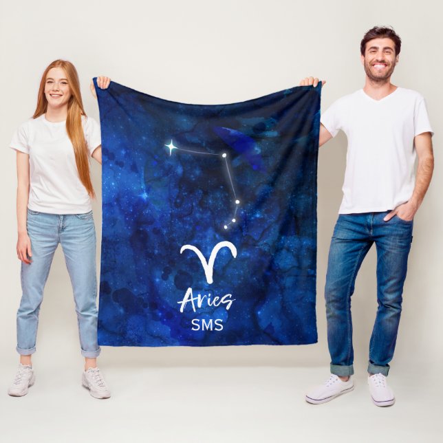 Aries Zodiac Constellation Blue Galaxy Monogram Fleecefilt (På plats)