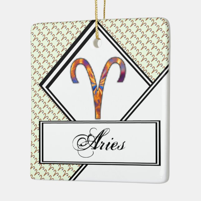 Aries Zodiac Symbol Inslag av Kenneth Yoncich Julgransprydnad Keramik (Vänster)