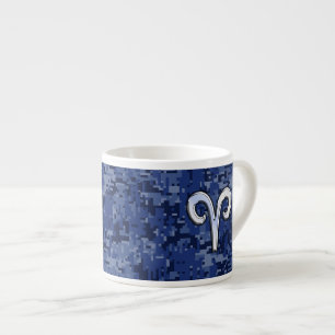Aries Zodiac-tecken på Navy Blue Digital Camo Deco Espressomugg