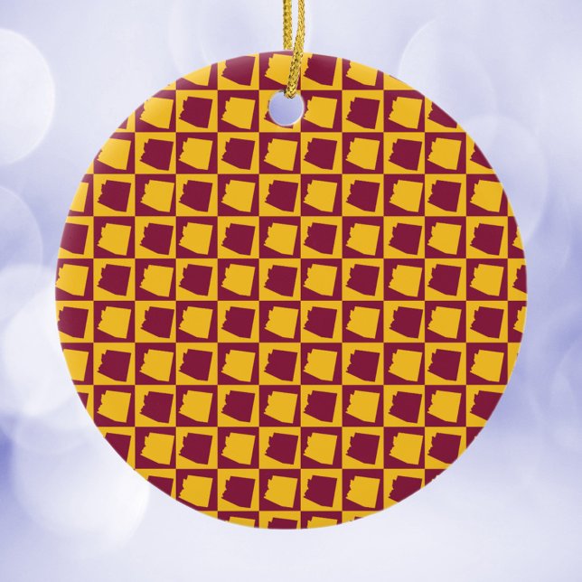 Arizona Pop Art Checkerboard Maroon Gold Julgransprydnad Keramik (An ornament featuring a maroon and gold pattern with the US state of Arizona.)