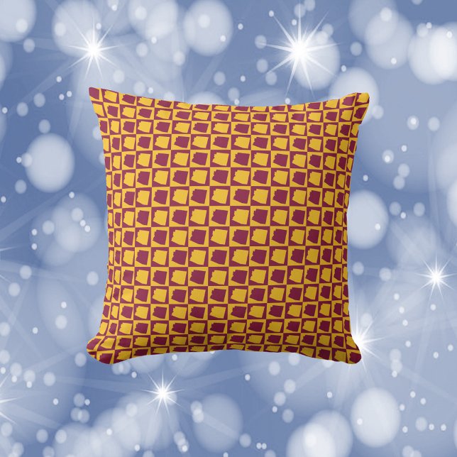 Arizona Pop Art Mönster Vinröd Gul Guld Kudde (A throw pillow with a maroon and yellow gold pattern of the US State of Arizona.)