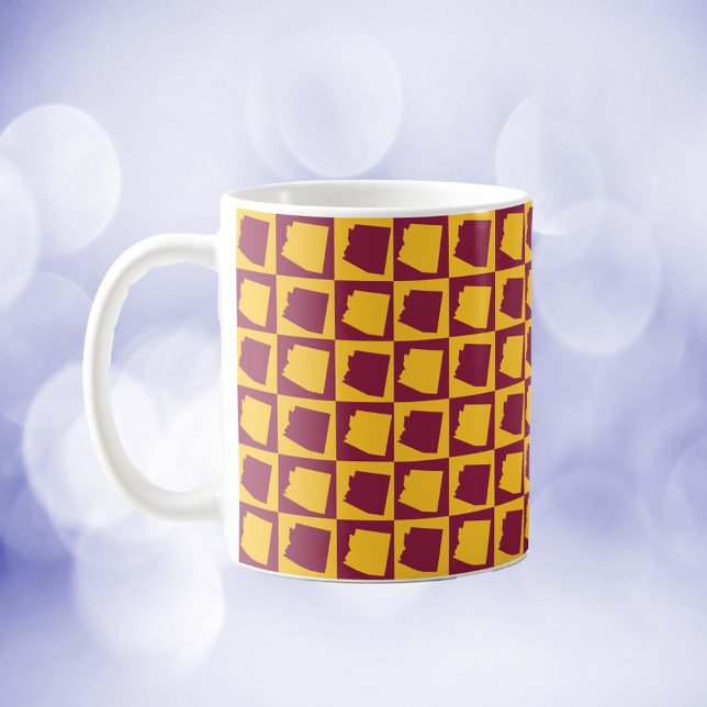 Arizona state checkerboard maroon and gold pattern kaffemugg (A mug with a maroon and gold pattern featuring the US state of Arizona.)