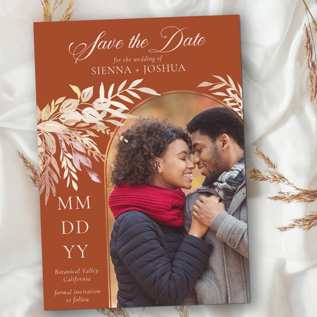 Ark Botaniskt Foto Terrakotta Spara Datumet (Fall Save the Date with Wedding Arch framing your photo. Terracotta with neutral fall foliage)