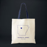 Arkansas Bröllop Welcome Bag Tote, Destination Kar Tygkasse<br><div class="desc">Bröllop välkomna presentsäck med karta-grafik. Dina gäster kommer att ta sig in på sitt hotell och hitta den här tote fylld med behandlingar som väntar på dem. Du kan placera hjärtat på platsen för din stora dag med hjälp av funktionen "anpassa ytterligare".</div>