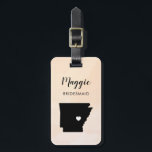 Arkansas Karta Luggage Tag för Bröllopsfest Välkom Bagagebricka<br><div class="desc">Dessa statliga bagagetaggar gör att perfektens bröllopsfest ger märkre eller välkomna säckar märkre. Koppla den till dina brudgåvor i stället för till en typisk papper märkre, och de kan använda den i månader och år till komen. Märkrna har en persikofärgad vattenfärgsbakgrund. Om du vill ha ställe i hjärtat på platsen...</div>