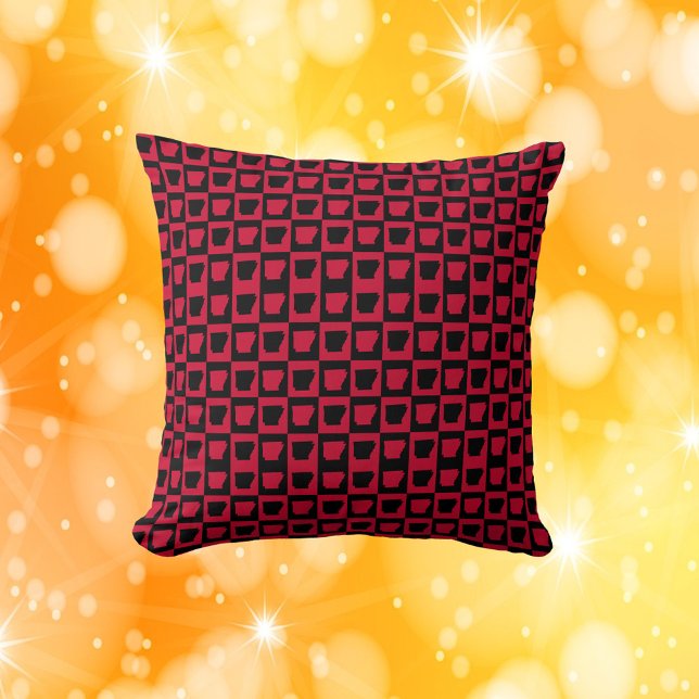 Arkansas Svart och rött mönster Kudde (A throw pillow with a red and black checker pattern featuring the US state of Arkansas.)
