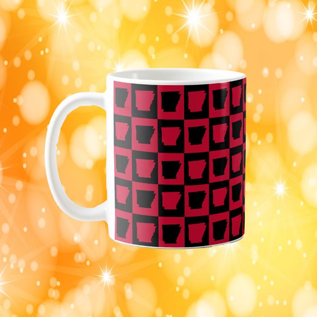Arkansas US State Red and Black Pattern Kaffemugg (A mug with a red and black pattern featuring the US state of Arkansas.)