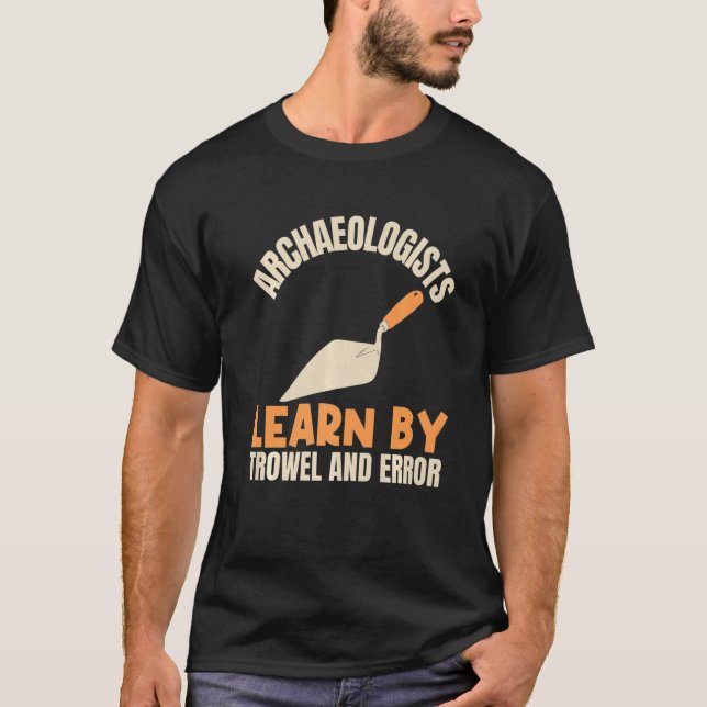 Arkeologer lär av Trowel och Error Archaeolo T Shirt (Framsida)
