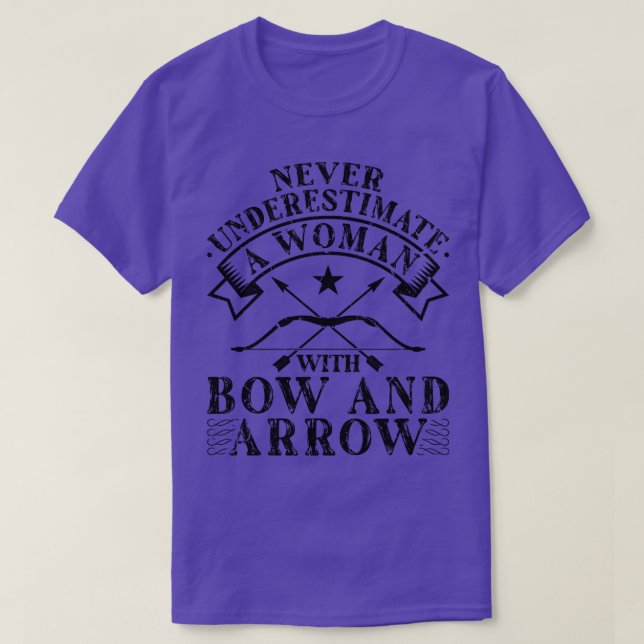 Arkeriet underskattar aldrig jakt på Woman Bow Arr T Shirt (Design framsida)