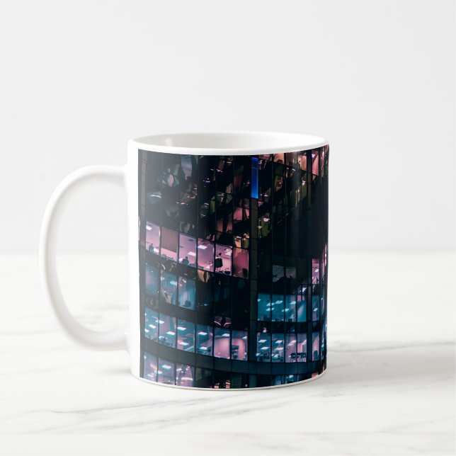 ARKITEKTURELL FOTOGRAFI VID BYGGNAD MED MÄNNISKOR  KAFFEMUGG (Vänster)