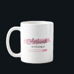 Arkiv under arbete - Personlig Kaffemugg<br><div class="desc">Visa din passion för att bevara historiken med den här personligen "Archivist In Progress"-design. Med elegant typografi över en mjuk rosa-borstlinje och ett matchande hjärta för ditt eget namn. Perfekt till arkivkonstnären studenter, bibliotek, eller någon som bygger en karriär i arkivarbete. En meningsfull gåva till studenten, praktikplatser eller daglig inspiration...</div>