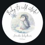 Arktisk söt Penguin - baby är det kall utanför Runt Klistermärke<br><div class="desc">Baby Shower-inbjudan med en söt vattenfärgspenguin baby. Vinterbabyskor. Arktiska Penguin-babyduschtema. Matchande objekt är tillgängliga.</div>