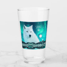 Arktisk varg och magisk natt med norra ljus