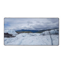 Arktiskt glaciärlandskap med snö och toppar