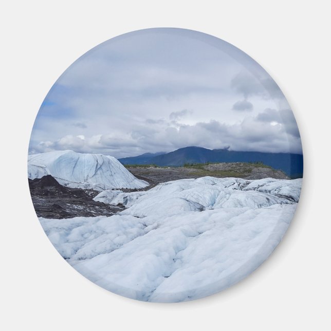 Arktiskt glaciärlandskap med snö och toppar magnet (Framsidan)