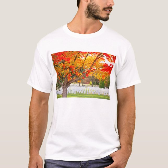 Arlington National Cemetery på hösten T Shirt (Framsida)
