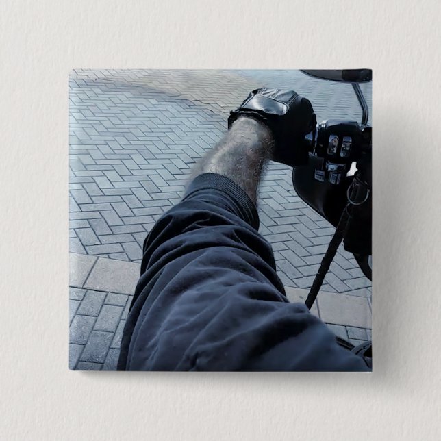 Arm & hand av en motorcyklist som kör motorcykel knapp (Framsida)