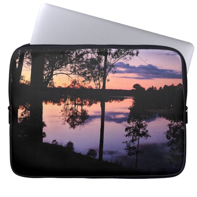 Ärm: Skymning vid sjön Laptop Sleeve (Framsidan)