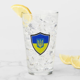 Arm som jackar ukrainska flagga glaskopp