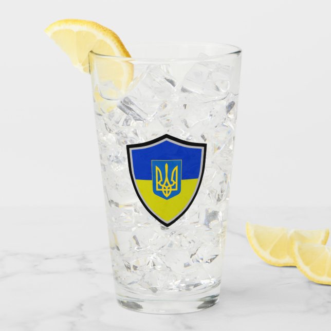 Arm som jackar ukrainska flagga glaskopp (Framsida Ice)