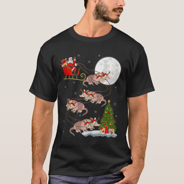 Armadillo Santa Sleigh Flying Funny Magical Christ T Shirt (Framsida)
