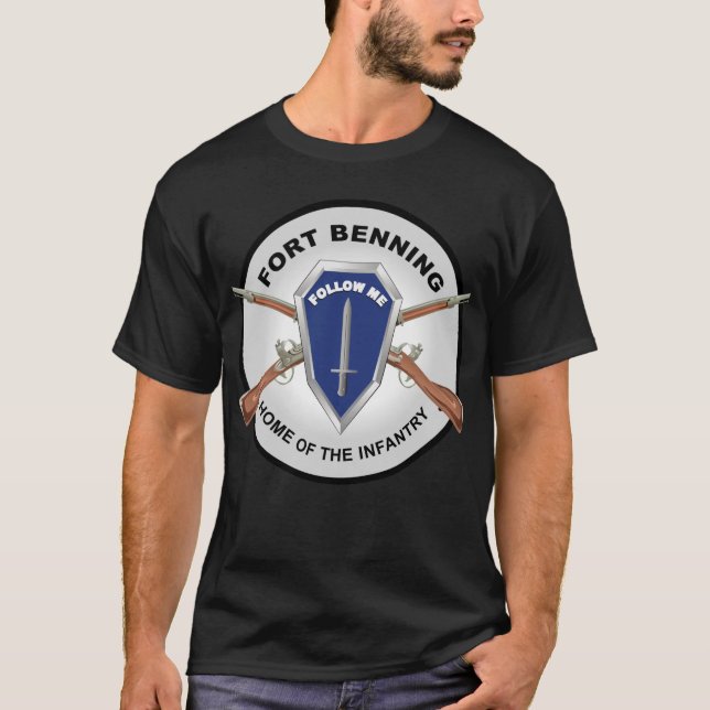 Armé - Fort Benning, GA - Infantry Hem T Shirt (Framsida)