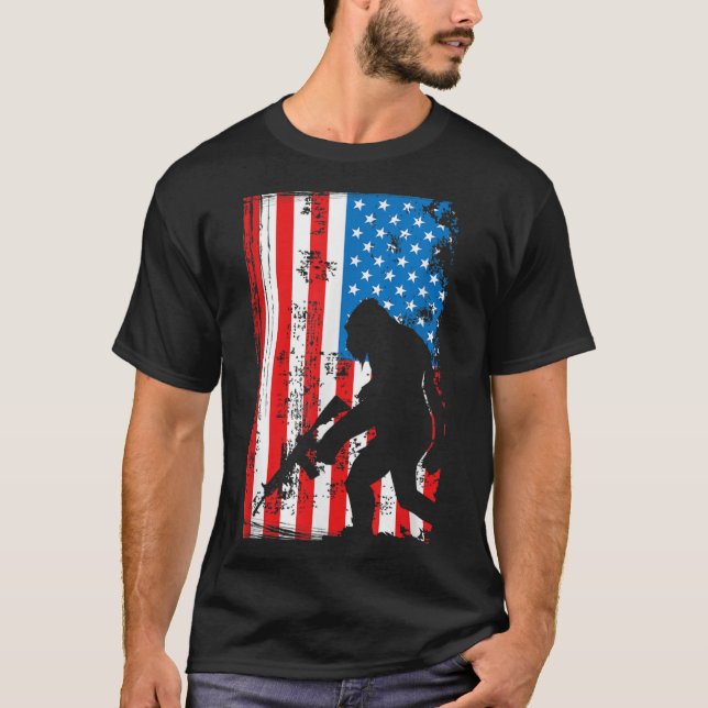 Armed Bigfoot Sasquatch AR-15 Patriotic American F T Shirt (Framsida)