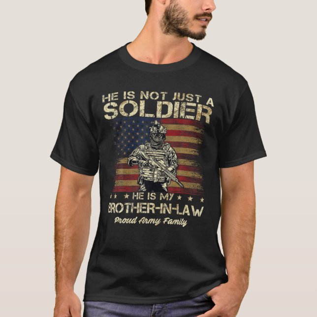 Arméfamiljen är inte bara soldat han är min bror t shirt (Framsida)