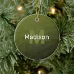 Armégrön geometrisk mesh-mönster Monogram Keramik Julgransprydnad Keramik<br><div class="desc">Armégrön mörk ombre geometrisk mesh-mönster Monogram Keramik julgran Ornament. Monogram Anpassa med din anpassade initial och namn. Triangel geometriskt nät med ljus mörk armégrön ombre gradient modern design.</div>