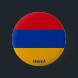 Armenia Flagga Charming Patriotic Knapp<br><div class="desc">Armenien Flagga Charming Patriotic Button med Armenien-flagga tryckt över hela knappen. Land namn är delvis integrerat i utformningen på grund. Anpassadet Text är fullt ut med funktionen "Anpassa den!". Denna vackra armeniaknapp är snyggtens gåva till alla tillfälle. © 2022 LänderAvVärlden</div>